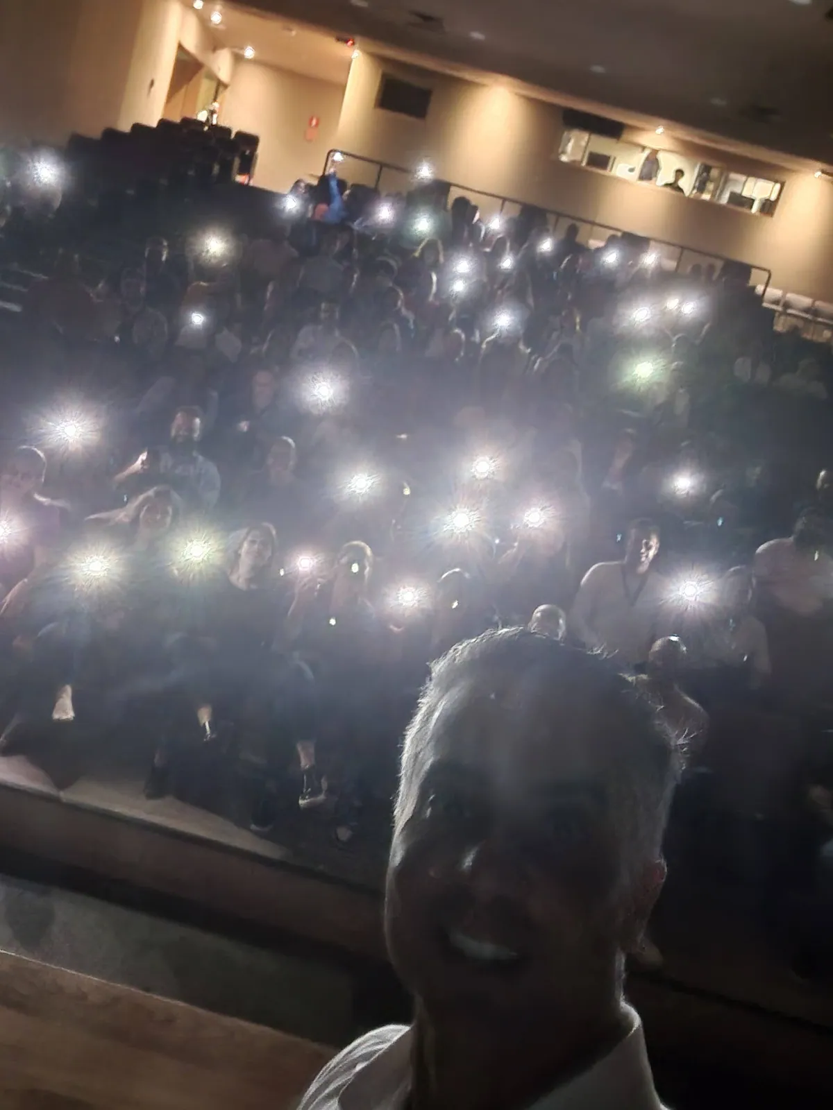 Público interagindo durante uma palestra